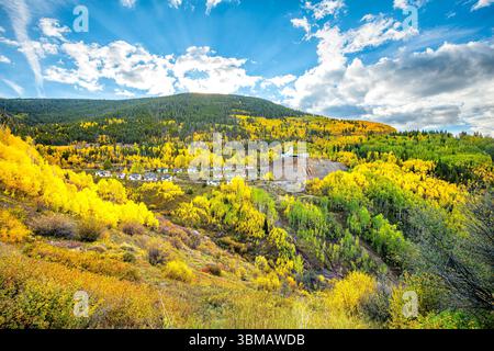 Gilman, Eagle County Colorado verlassene Bergbaustadt, Bergwerk für Blei-Zink-Silber im Herbst Laub der Aspen-Bäume Landschaft Blick auf die Berge Stockfoto