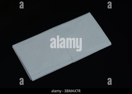 Gesichtstücher. Stapel weißes Gewebepapier isoliert auf Schwarz Stockfoto