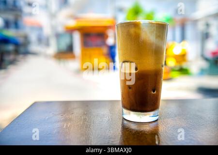 Freddo Cappuccino Espresso Kaffeegetränk im Glas auf dem Tisch im Straßencafe-Restaurant auf der griechischen Insel Ikaria, Griechenland Stockfoto
