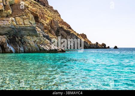 Seychellen Strand Küste in Magganitis, Ikaria Griechenland am Ikarischen Meer aus kristallklarem, grünem türkisfarbenem Wasser felsigen Klippen Küste Wasser Stockfoto