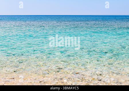 Strand der Seychellen bei Magganitis, Insel Ikaria Ägäis in Griechenland am Ikarischen Meer mit kristallklarem, grünem türkisfarbenem Wasser Stockfoto