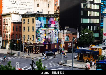 New York City, USA, 22. Juni 2025: Blick auf die Straße von New York City und den Wolkenkratzer voller Touristen und Einheimischer. Stockfoto