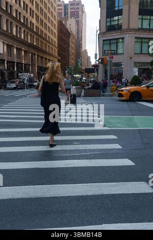 New York City, USA, 22. Juni 2025: Blick auf die Straße von New York City und den Wolkenkratzer voller Touristen und Einheimischer. Stockfoto