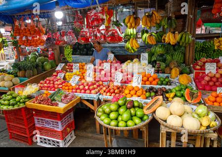 13. Mai 2025: Calapan City, Philippinen, farbenfroher tropischer Obstmarkt mit Verkäufern und Preisen Stockfoto