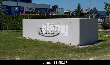 Nitra, Slowakei - 15. Juni 2025 : TEKMAR Slovakia. TEKMAR ist ein Produktionsunternehmen, das in der Lebensmittelindustrie tätig ist. Stockfoto