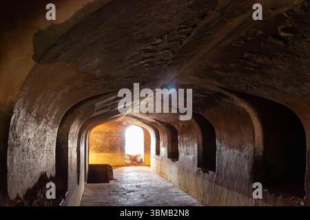 Gewölbter Durchgang mit Fernlicht Stockfoto