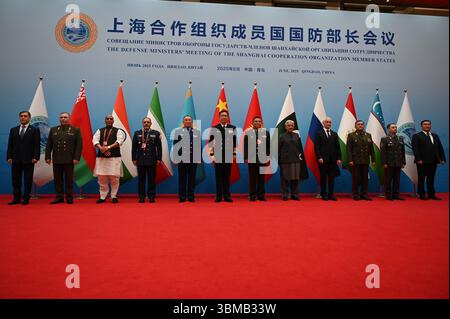 26. Juni 2025, China, Qingdao: Der belarussische Verteidigungsminister Viktor Khrenin (2. Von links) steht neben dem indischen Verteidigungsminister Rajnath Singh.l-r) neben dem indischen Verteidigungsminister Rajnath Singh, dem iranischen Verteidigungsminister Aziz Nasirzadeh, dem kasachischen Verteidigungsminister Dauren Kosanov, dem chinesischen Verteidigungsminister Dong Jun Stockfoto