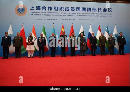 26. Juni 2025, China, Qingdao: Der belarussische Verteidigungsminister Viktor Khrenin (2. Von links) steht neben dem indischen Verteidigungsminister Rajnath Singh.l-r) neben dem indischen Verteidigungsminister Rajnath Singh, dem iranischen Verteidigungsminister Aziz Nasirzadeh, dem kasachischen Verteidigungsminister Dauren Kosanov, dem chinesischen Verteidigungsminister Dong Jun Stockfoto