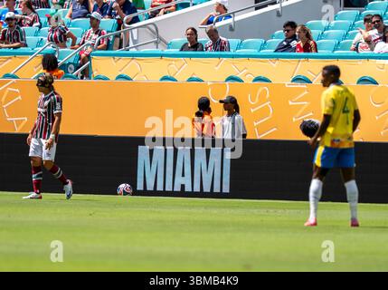 Miami Gardens, Vereinigte Staaten. Juni 2025. MIAMI an der Bande. FIFA Club World Cup: Mamelodi Sundowns FC - Fluminense FC 25.06.2025, FIFA Club World Cup: Mamelodi Sundowns FC - Fluminense FC im Hard Rock Stadium, Miami Gardens, Florida, USA/dpa/Alamy Live News Stockfoto