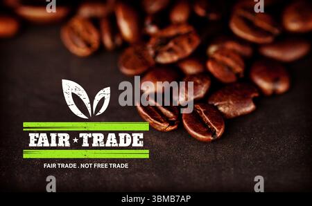 Geröstete Kaffeebohnen verstreuen sich auf dunkler Theke und zeigen ein Fair-Trade-Logo mit grünen Balken und Blättern Stockfoto