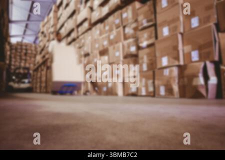 Verschwommene Ansicht der Kartonkisten des Mitarbeiters Stockfoto