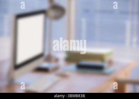 Der flache Arbeitsbereich zeigt einen leeren Bildschirm, Tastatur/Maus, Lampe, Notebooks, Smartphone Stockfoto