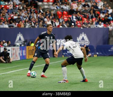 Vancouver, Vancouver, Bc, Kanada. Juni 2025. Christopher McVey von San Diego FC kämpft am 25. Juni 2025 in Vancouver Whitecaps Mittelfeldspieler Jeevan Badwal (59) während des regulären MLS-Saisonspiels Vancouver Whitecaps FC gegen San Diego FC am BC Place in Vancouver, Kanada. (Foto: Tomaz Jr/Pximages) (Credit Image: © Tomaz Jr/PX Imagens via ZUMA Press Wire) NUR REDAKTIONELLE VERWENDUNG! Nicht für kommerzielle ZWECKE! Stockfoto