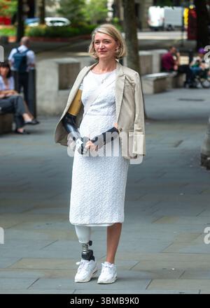 London, England, Großbritannien. Juni 2025. SARAH DE LAGARDE, die ihren rechten Arm und ihr Bein verlor, nachdem sie von zwei U-Bahn-Zügen überfahren worden war, wird während der ersten Verhandlung vor den Royal Courts of Justice gesehen. Sie rutschte im September 2022 auf einem nassen Bahnsteig in High Barnet aus. Sie verklagt die London Underground Limited, die Teil von Transport for London ist. (Kreditbild: © Tayfun Salci/ZUMA Press Wire) NUR REDAKTIONELLE VERWENDUNG! Nicht für kommerzielle ZWECKE! Stockfoto