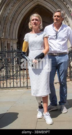 London, England, Großbritannien. Juni 2025. SARAH DE LAGARDE, die ihren rechten Arm und ihr Bein verlor, nachdem sie von zwei U-Bahn-Zügen überfahren worden war, wird während der ersten Verhandlung vor den Royal Courts of Justice gesehen. Sie rutschte im September 2022 auf einem nassen Bahnsteig in High Barnet aus. Sie verklagt die London Underground Limited, die Teil von Transport for London ist. (Kreditbild: © Tayfun Salci/ZUMA Press Wire) NUR REDAKTIONELLE VERWENDUNG! Nicht für kommerzielle ZWECKE! Stockfoto