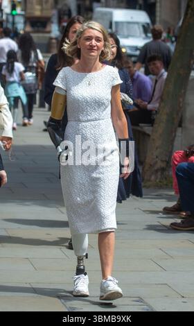 London, England, Großbritannien. Juni 2025. SARAH DE LAGARDE, die ihren rechten Arm und ihr Bein verlor, nachdem sie von zwei U-Bahn-Zügen überfahren worden war, wird während der ersten Verhandlung vor den Royal Courts of Justice gesehen. Sie rutschte im September 2022 auf einem nassen Bahnsteig in High Barnet aus. Sie verklagt die London Underground Limited, die Teil von Transport for London ist. (Kreditbild: © Tayfun Salci/ZUMA Press Wire) NUR REDAKTIONELLE VERWENDUNG! Nicht für kommerzielle ZWECKE! Stockfoto