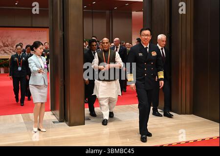 Qingdao, China. Juni 2025. Chinas Verteidigungsminister Dong Jun (2. Von rechts) besucht während des Treffens der Verteidigungsminister der Shanghai Cooperation Organization (SCO) mit seinen Kollegen einen Raum. Die SCO besteht aus zehn staaten, darunter China, Russland, Iran, Pakistan und Kasachstan. Sie wurde ursprünglich 2001 zur Bekämpfung des Terrorismus gegründet und verfolgt nun auch Ziele wie die Zusammenarbeit in den Bereichen Sicherheit und Wirtschaft. Quelle: Johannes Neudecker/dpa/Alamy Live News Stockfoto