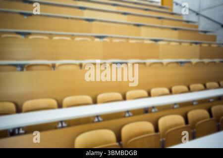 Schreibtisch mit leeren Holzstühlen Stockfoto