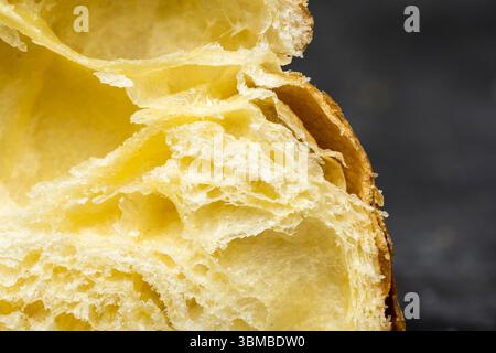 Nahaufnahme eines frisch gebackenen Croissants mit schwarzem Hintergrund Stockfoto