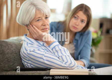Müde, verärgert, reife Geschäftsfrau und ihre Tochter Stockfoto