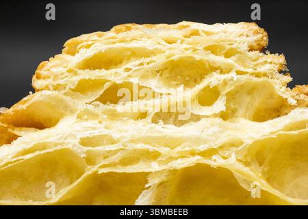 Nahaufnahme eines frisch gebackenen Croissants mit schwarzem Hintergrund Stockfoto