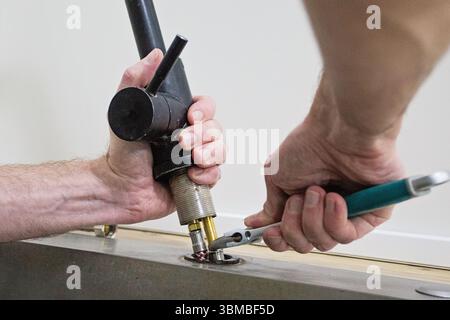 Klempner reparieren Küchenarmatur, Nahaufnahme Stockfoto