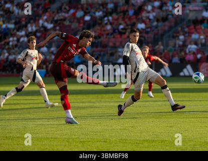 Toronto, Kanada. Juni 2025. Theo Corbeanu (2. L) vom Toronto FC schießt 2025 während des regulären Saisonspiels der Major League Soccer (MLS) zwischen Toronto FC und New York Red Bulls im BMO Field in Toronto, Kanada, am 25. Juni 2025. Quelle: Zou Zheng/Xinhua/Alamy Live News Stockfoto