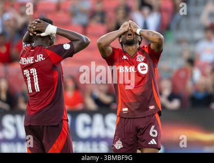 Toronto, Kanada. Juni 2025. KOSI Thompson (R) vom Toronto FC reagiert, nachdem er beim regulären Saisonspiel der Major League Soccer (MLS) 2025 im BMO Field in Toronto, Kanada, am 25. Juni 2025 einen Schuss verpasst hatte. Quelle: Zou Zheng/Xinhua/Alamy Live News Stockfoto
