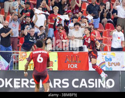 Toronto, Kanada. Juni 2025. Theo Corbeanu (R, Front) von Toronto FC feiert das Treffer während des regulären Saisonspiels der Major League Soccer (MLS) 2025 zwischen Toronto FC und New York Red Bulls im BMO Field in Toronto, Kanada, am 25. Juni 2025. Quelle: Zou Zheng/Xinhua/Alamy Live News Stockfoto
