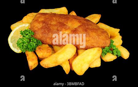 Kabeljaufilet in Bier mit groben Chips und Zitronen- und Petersilie-Garnitur auf schwarzem Hintergrund Stockfoto