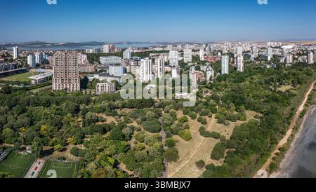 Aus der Vogelperspektive auf die Küstenstadt Burgas, Bulgarien Stockfoto