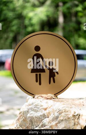 Fußgängerschild für Eltern und Kinder auf Naturstein montiert Stockfoto