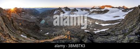 Panorama bei Sonnenaufgang mit Sonnenstern, Hochgebirgslandschaft, Blick auf blaue Gletscherseen, Berggipfel Königsshofspitz und Hofmannspitze mit Gletscher Stockfoto