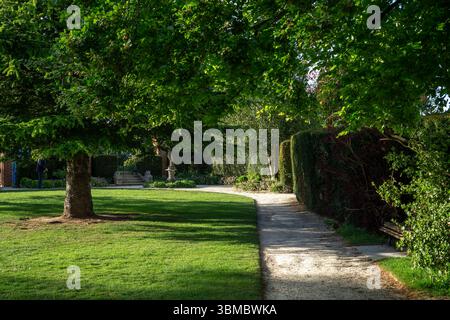 Malerischer Blick auf die Bridge End Gardens in Saffron Walden, Essex, Großbritannien, mit üppigem Grün und einem Pfad, der durch die Gärten führt. Stockfoto