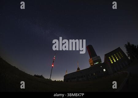 Die Milchstraße führt über den Gipfel des Großen Feldbergs im Taunus, bei Frankfurt am Main, großer Feldberg im Taunus, Schmitten, Hessen, Stockfoto