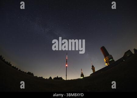 Die Milchstraße führt über den Gipfel des Großen Feldbergs im Taunus, bei Frankfurt am Main, großer Feldberg im Taunus, Schmitten, Hessen, Stockfoto