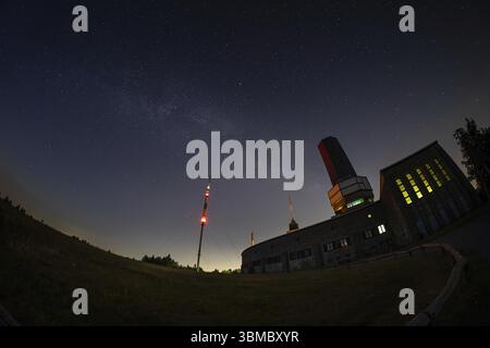 Die Milchstraße führt über den Gipfel des Großen Feldbergs im Taunus, bei Frankfurt am Main, großer Feldberg im Taunus, Schmitten, Hessen, Stockfoto