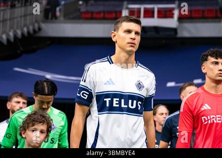Vancouver, Kanada. Juni 2025. Vancouver, British Columbia, Kanada, 25. Juni 2025: Ranko Veselinovic (4 Vancouver Whitecaps FC) kommt auf dem Spielfeld vor dem Major League Soccer Spiel zwischen Vancouver Whitecaps FC und San Diego FC im BC Place Stadium in Vancouver, British Columbia, Kanada (NUR REDAKTIONELLE VERWENDUNG). (Amy Elle/SPP) Credit: SPP Sport Press Photo. /Alamy Live News Stockfoto