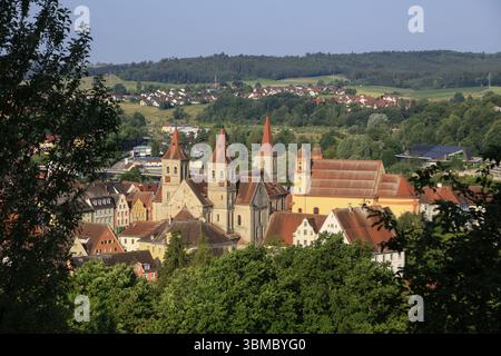 Blick vom Schloss oberhalb von Ellwangen auf die ehemalige Stiftskirche St. Veit und die evangelische Stadtkirche Ellwangen (Jagst), Ostalbkreis, Baden-Wuer Stockfoto