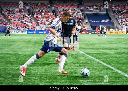 Vancouver, Kanada. Juni 2025. Vancouver, British Columbia, Kanada, 25. Juni 2025: Ranko Veselinovic (4 Vancouver Whitecaps FC) kontrolliert den Ball während des Major League Soccer Matches zwischen Vancouver Whitecaps FC und San Diego FC im BC Place Stadium in Vancouver, British Columbia, Kanada (NUR REDAKTIONELLE VERWENDUNG). (Amy Elle/SPP) Credit: SPP Sport Press Photo. /Alamy Live News Stockfoto