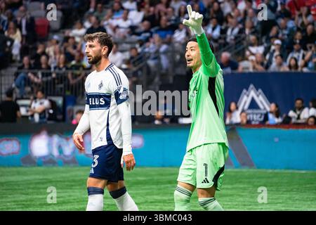 Vancouver, Kanada. Juni 2025. Vancouver, British Columbia, Kanada, 25. Juni 2025: Yohei Takaoka (1 Vancouver Whitecaps FC) ruft seine Teamkollegen während des Major League Soccer Spiels zwischen Vancouver Whitecaps FC und San Diego FC im BC Place Stadium in Vancouver, British Columbia, Kanada an (NUR REDAKTIONELLE VERWENDUNG). (Amy Elle/SPP) Credit: SPP Sport Press Photo. /Alamy Live News Stockfoto