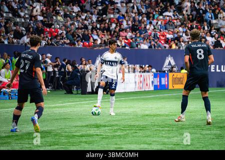 Vancouver, Kanada. Juni 2025. Vancouver, British Columbia, Kanada, 25. Juni 2025: Mathias Laborda (2 Vancouver Whitecaps FC) kontrolliert den Ball während des Major League Soccer Matches zwischen Vancouver Whitecaps FC und San Diego FC im BC Place Stadium in Vancouver, British Columbia, Kanada (NUR REDAKTIONELLE VERWENDUNG). (Amy Elle/SPP) Credit: SPP Sport Press Photo. /Alamy Live News Stockfoto