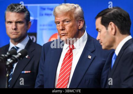 Den Haag, Niederlande. Juni 2025. US-Präsident Donald Trump (C) nimmt an einer Pressekonferenz nach dem NATO-Gipfel am 25. Juni 2025 in den Haag Teil. Trump sagte hier am Mittwoch, dass die Vereinigten Staaten nächste Woche Gespräche mit dem Iran führen werden. Quelle: Peng Ziyang/Xinhua/Alamy Live News Stockfoto
