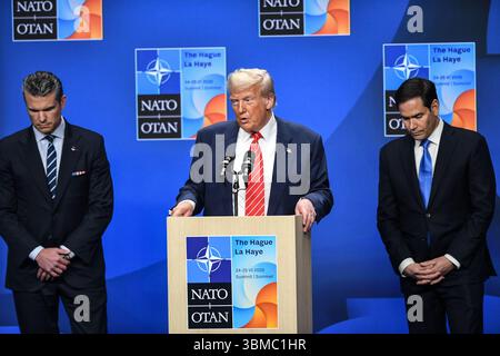 Den Haag, Niederlande. Juni 2025. US-Präsident Donald Trump (C) nimmt an einer Pressekonferenz nach dem NATO-Gipfel am 25. Juni 2025 in den Haag Teil. Trump sagte hier am Mittwoch, dass die Vereinigten Staaten nächste Woche Gespräche mit dem Iran führen werden. Quelle: Peng Ziyang/Xinhua/Alamy Live News Stockfoto