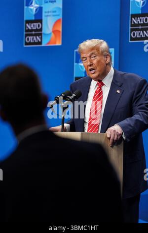 Den Haag, Niederlande. Juni 2025. US-Präsident Donald Trump nimmt an einer Pressekonferenz nach dem NATO-Gipfel am 25. Juni 2025 in den Haag Teil. Trump sagte hier am Mittwoch, dass die Vereinigten Staaten nächste Woche Gespräche mit dem Iran führen werden. Quelle: Peng Ziyang/Xinhua/Alamy Live News Stockfoto
