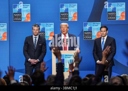 Den Haag, Niederlande. Juni 2025. US-Präsident Donald Trump (C) nimmt an einer Pressekonferenz nach dem NATO-Gipfel am 25. Juni 2025 in den Haag Teil. Trump sagte hier am Mittwoch, dass die Vereinigten Staaten nächste Woche Gespräche mit dem Iran führen werden. Quelle: Peng Ziyang/Xinhua/Alamy Live News Stockfoto