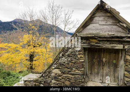 Typische Hütten, Bausen, Aran-Tal, Pyrenäen-Gebirge, Spanien, Europa Stockfoto