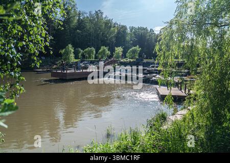 Hölzerne Aussichtsplattformen am Wasserfall im Garten Stockfoto
