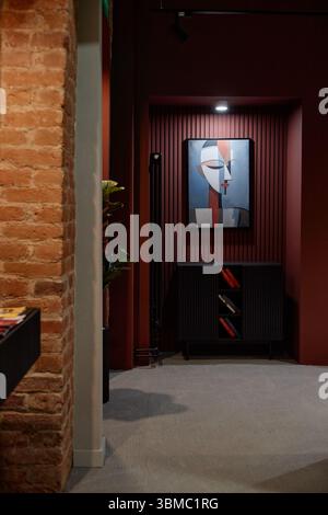 Abstrakte Malerei mit geometrischem Gesicht, das an der Wand im modernen Innenraum hängt Stockfoto