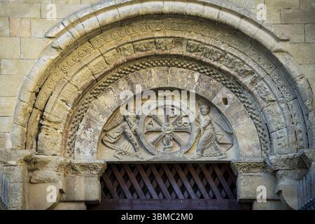 Tympanon des Nordportals, trinitarisches Christum, gehalten von zwei Engeln, San Pedro el Viejo Kloster, Huesca, Aragon Gemeinde, Spanien, Europa Stockfoto